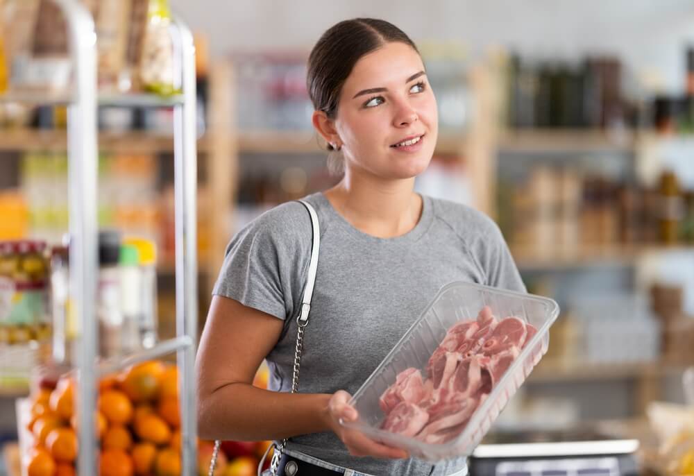 Potrošnica, ki kupuje sveže meso v trgovini